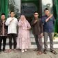 Kepala Subdirektorat Pengabdian pada Masyarakat UMY (gamis dan jilbab pink) bersama perwakilan tim dosen pengabdi dan pengurus PRM Bangunjiwo Barat dalam peresmian BB Mart di Masjid Ngesthi Tunggal, Wonotawang, Bangunjiwo, Kasihan, Bantul, Ahad (25/10/2026)