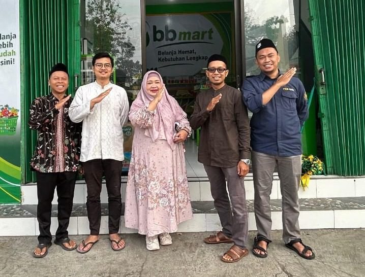 Kepala Subdirektorat Pengabdian pada Masyarakat UMY (gamis dan jilbab pink) bersama perwakilan tim dosen pengabdi dan pengurus PRM Bangunjiwo Barat dalam peresmian BB Mart di Masjid Ngesthi Tunggal, Wonotawang, Bangunjiwo, Kasihan, Bantul, Ahad (25/10/2026)