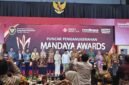Foto Direktur DRP UMY, apt. RR. Sabtanti Harimurti, S.Si., M.Sc., Ph.D., (jilbab pink keenam dari kiri foto) menerima tropi Juara 2 Mandaya Awards 2026