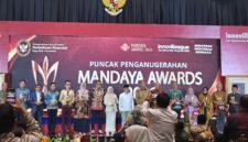 Foto Direktur DRP UMY, apt. RR. Sabtanti Harimurti, S.Si., M.Sc., Ph.D., (jilbab pink keenam dari kiri foto) menerima tropi Juara 2 Mandaya Awards 2026