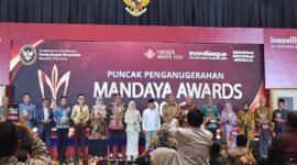 Foto Direktur DRP UMY, apt. RR. Sabtanti Harimurti, S.Si., M.Sc., Ph.D., (jilbab pink keenam dari kiri foto) menerima tropi Juara 2 Mandaya Awards 2026