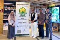 Foto 3 mahasiswa KPI UMY bersama CEO Japan Da'wah Centre, di Osaka, Jepang