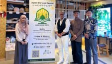Foto 3 mahasiswa KPI UMY bersama CEO Japan Da'wah Centre, di Osaka, Jepang