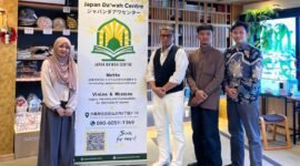 Foto 3 mahasiswa KPI UMY bersama CEO Japan Da'wah Centre, di Osaka, Jepang