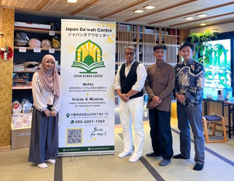 Foto 3 mahasiswa KPI UMY bersama CEO Japan Da'wah Centre, di Osaka, Jepang