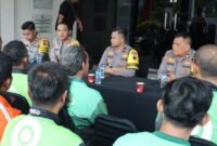 ARAHAN-Kapolres Wonogiri, AKBP Deni Septiawan, S.Ik, MH didampingi PJU saat memberikan arahan ke komunitas ojek online dan wartawan. (Foto Ist).