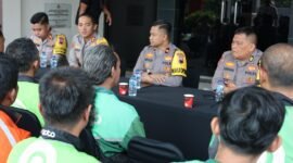 ARAHAN-Kapolres Wonogiri, AKBP Deni Septiawan, S.Ik, MH didampingi PJU saat memberikan arahan ke komunitas ojek online dan wartawan. (Foto Ist).