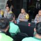 ARAHAN-Kapolres Wonogiri, AKBP Deni Septiawan, S.Ik, MH didampingi PJU saat memberikan arahan ke komunitas ojek online dan wartawan. (Foto Ist).